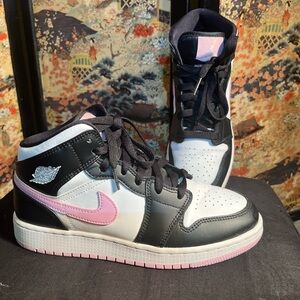 Nike Air Jordon 1 Retro Mid Arctic Pink 6Youth
